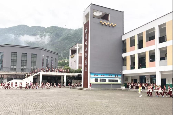 爱洒汶川助力成长,花开映秀点燃希望——记5.12爱心校服捐赠活动